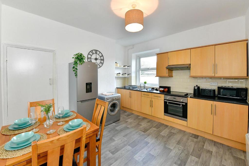 Spacious 2 Bedroom Apartment In The Heart Mumbles Esterno foto